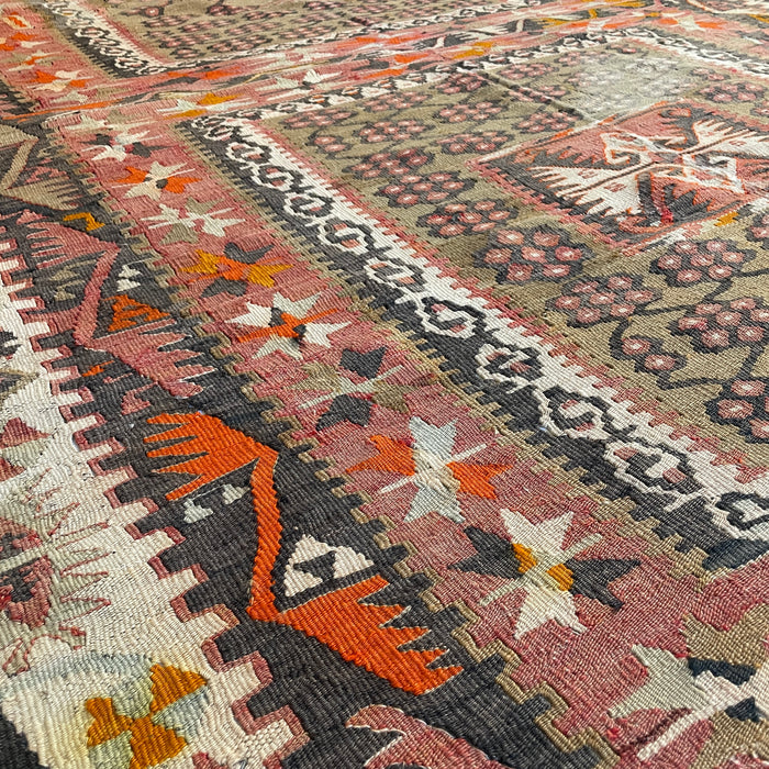 VINTAGE CORUM KILIM No 15  -  5' 4"X 7'1"